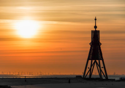 Kugelbake im Sonnenaufgang